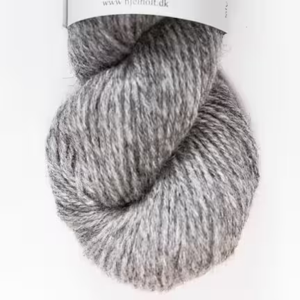 close up af garnnoegle hjelholt triple i farven 47 grey