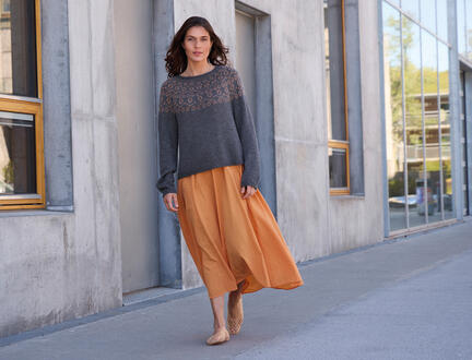 model ifoert strikmodellen 'Lighed', strikket i isagergarn, designet af annette danielsen fra bogen 17 gavle