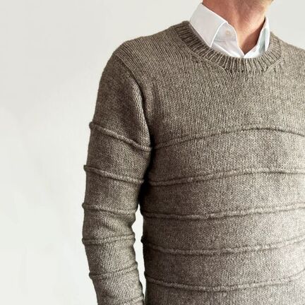 tuck sweater man set på model