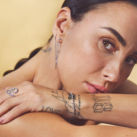 Medina iført ENDLESS ALLURE øreringe i sølv med hvid topas.