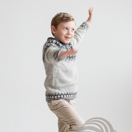 Aktiv dreng i Kastali sweater – Lettlopi strik med islandsk mønster, perfekt til varme og slidstærke børnetrøjer.