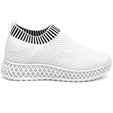 Hvid slip-on sneaker med fleksibel overdel og komfortabel sål på hvid baggrund
