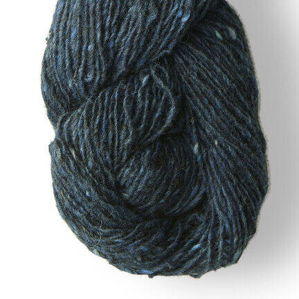 Close up af Isager Tweed i farven navy