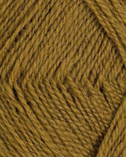 Close up af garnnøgle Rauma Finull garn i farven 4010 olivengrøn