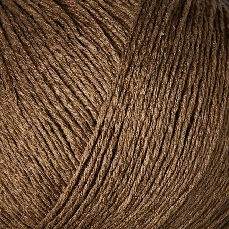 Close up af Pure silk garnnøgle fra knitting for olive i farven bark