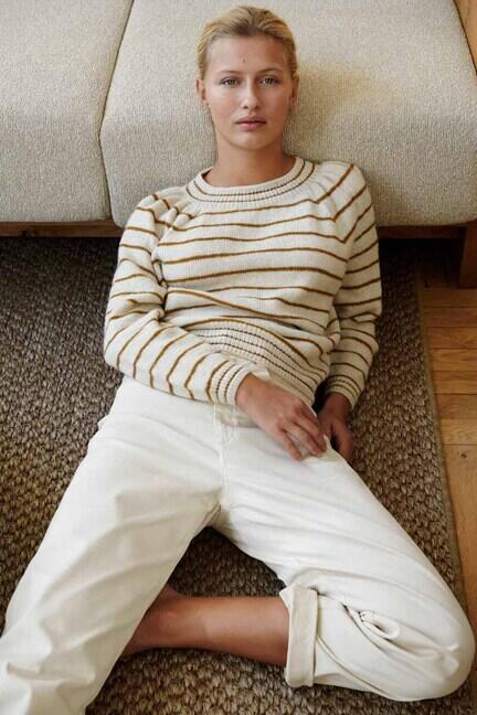 Model iført Swirl bluse designet af Helga Isager i Isager Merilin og Alpaca 2 med klassiske striber og raglanærmer