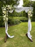bryllup vielsesport i hortensia og roser hvide nuancer