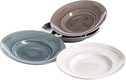 Et sæt med fire lave skåle i jordfarver: en i lysebrun, en i dæmpet blå, en i grå og en i creme. Hver skål har en glat, blank finish med et enkelt design. De er stablet og lidt overlappende.