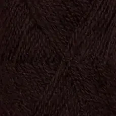 close up af garnet finull fra Rauma i farven moerk brun 422