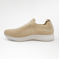 Beige slip-on sneaker i åndbart strik med hvid sål.