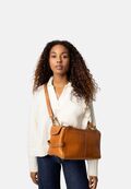 dame med project 44 laedertaske fra re designed i farven burned tan