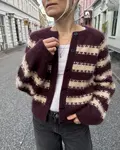Key Cardigan fra PetiteKnit i bordeaux og beige striber, strikket i glatstrik med ribkanter og knapper, båret af petiteknit på gade.