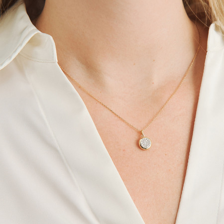 Lencia pendant in 14-carat gold on a model
