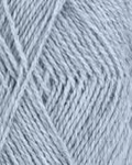 close up af garnet finull fra Rauma i farven lys blaa meleret 4139
