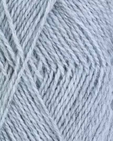close up af garnet finull fra Rauma i farven lys blaa meleret 4139