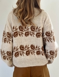 LeKnit Rosie Sweater bagfra, lys uldtrøje med blomsterbort i brune nuancer