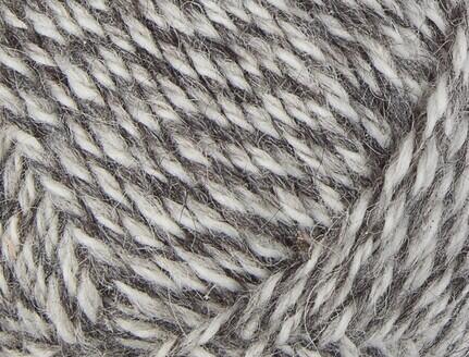 close up af garnet hosuband fra istex i farven graa hvid meleret