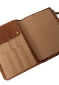 aabent af pindeetui project 67 fra redesigned i farven walnut med strikkepinde i