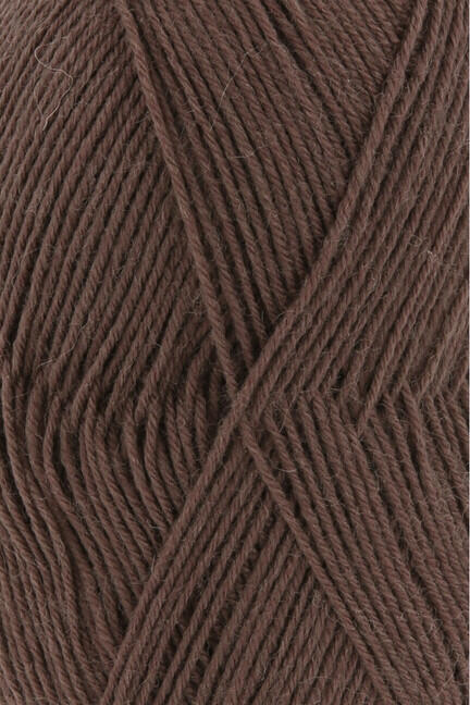 Close up af garnnøgle fra Lang Yarns strømpegarn super soxx i farven light brown