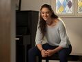 Model iført blusen Alto fra Filcolana strikket i Alva og Paia