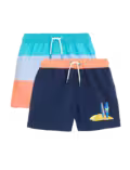 To par drenge-badebukser: det ene med blå, lyseblå og orange farveblokke, og det andet marineblå med orange linning og surfbræt-grafik på venstre ben. Begge har hvide snore.