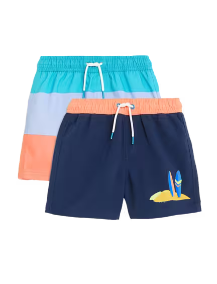 To par drenge-badebukser: det ene med blå, lyseblå og orange farveblokke, og det andet marineblå med orange linning og surfbræt-grafik på venstre ben. Begge har hvide snore.