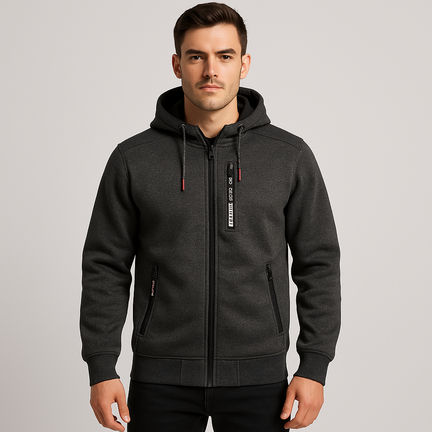 herrejakke mørkegrå med hætte og lynlåse på model foran neutral baggrund