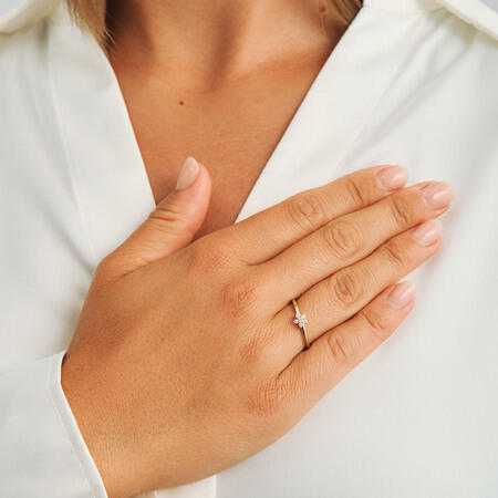 Céleste ring i 14 karat guld på model