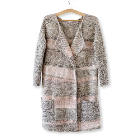 Kashmir Cardigan hængende på bøjle – design af Helga Isager, strikket i Isager Silk Mohair, Highland Wool og Spinni.