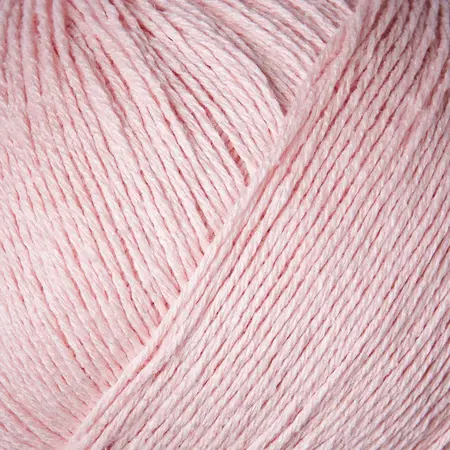 Close up af garnnøgle pure silk fra Knitting for Olive i farven kirsebærblomst