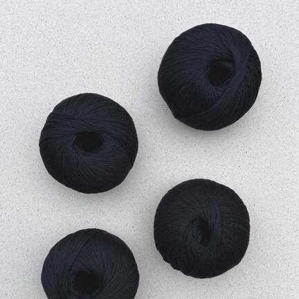 4 garnnoegler i kvaliteten arctic pearl fra pascuali i farven sort