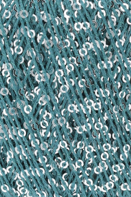 close up af garnoegle af maerket paillettes fra lang yarns i farven petrol og silver