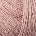close up af garnnoegle merino fra knitting for olive i farven gammelrosa