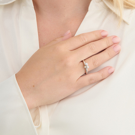 Nola ring i sterlingsølv med 8 karat guld og zirkonia på model