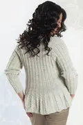 Strikket hvid bluse Musling designet af Annette Danielsen fra bogen Østen for Solen, strikket i garn fra Isager