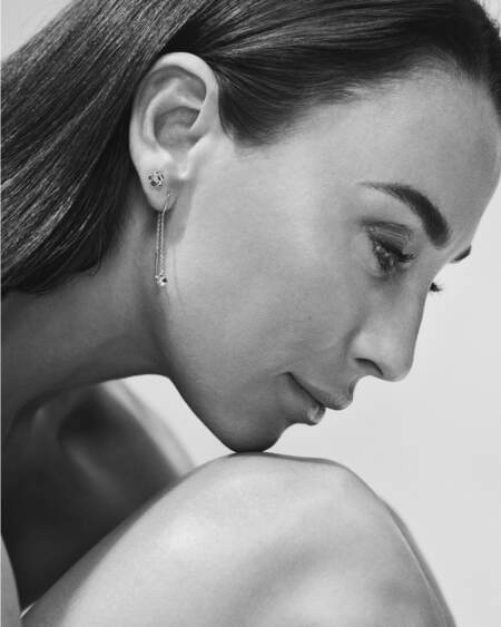 Medina iført FLEUR øreringe i sølv med hvid topas.