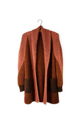 helga isagers strikket model lone cardigan haenger paa vaeg