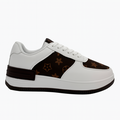 Hvid sneaker med brun monogramdetalje og mørk sål