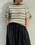 My Dotline Tee fra NordgaardKnit strikket i Isager Trio 2, Mulberry Silk og Palet – rummelig sommerbluse med bådhals og Dotline-striber.