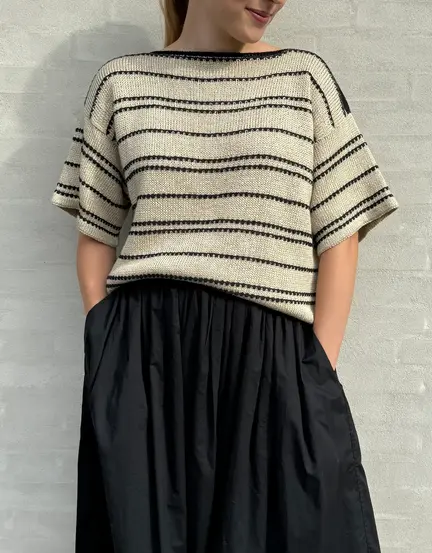 My Dotline Tee fra NordgaardKnit strikket i Isager Trio 2, Mulberry Silk og Palet – rummelig sommerbluse med bådhals og Dotline-striber.