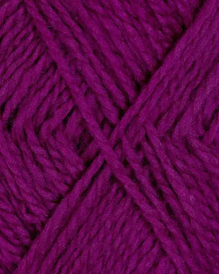 close up af garnet fviel fra rauma garn i farven kloeverlilla