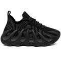Sort futuristisk sneaker med bølget chunky sål på hvid baggrund