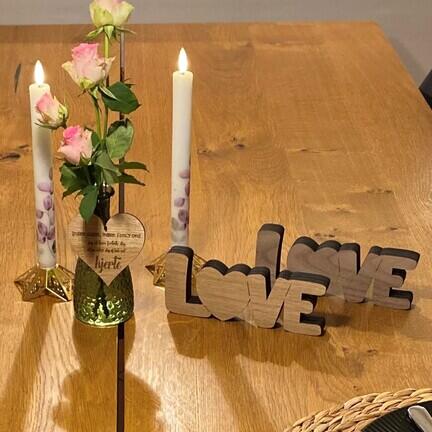 Håndlavet-LOVE-træskilt-med-hjerte-i-eg-til-romantisk-dekoration