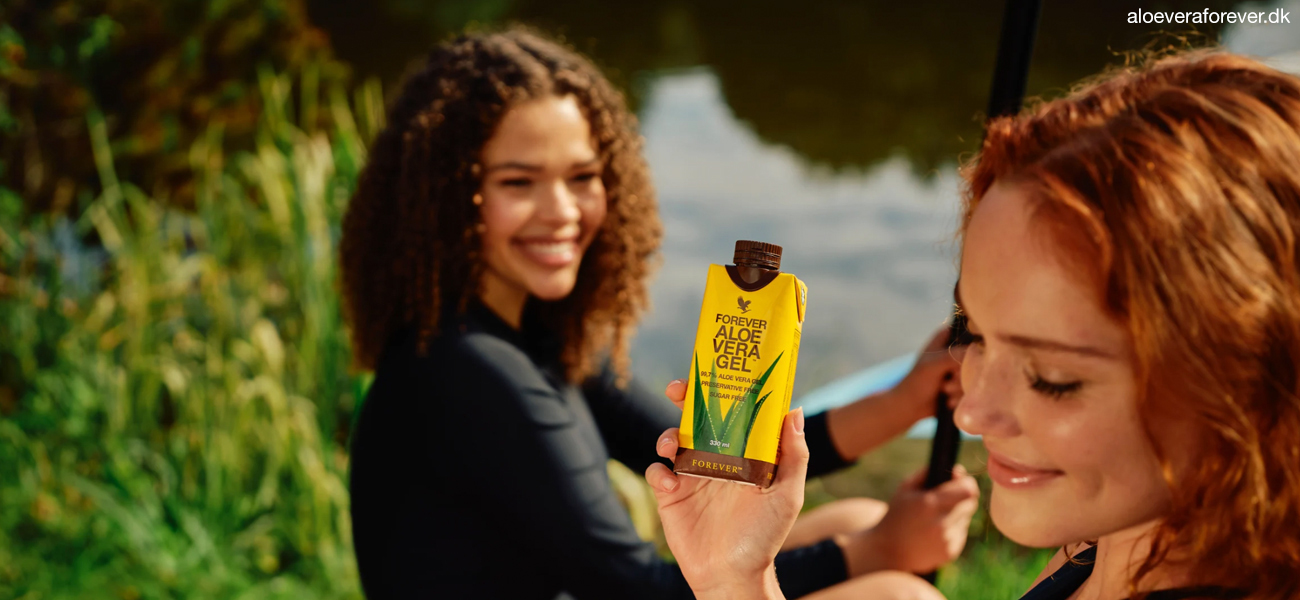 To piger i naturen med Forever Aloe Vera Gel i ministørrelse
