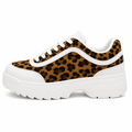 Statement-sneaker med leopardprint, rød kontrastdetalje og chunky hvid sål. Perfekt til at skabe et modigt og moderne look med maksimal komfort.