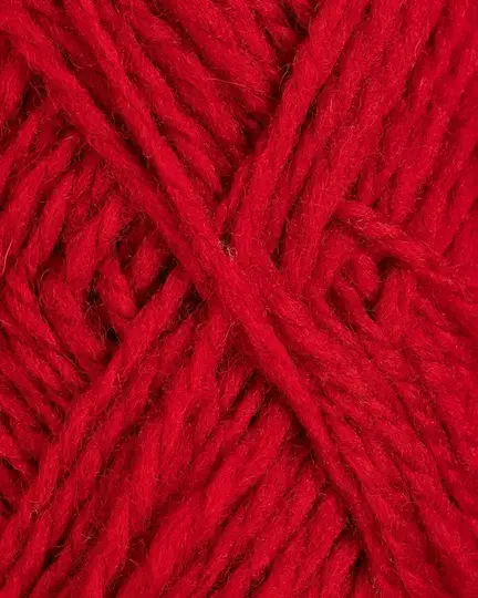 close up af garnet fviel fra rauma garn i farven moerk roed