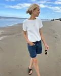 Model iført Cloud tee fra petiteknit - strikket i hvid cashmere fra Knitting for olive