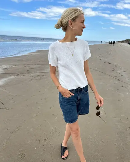 Model iført Cloud tee fra petiteknit - strikket i hvid cashmere fra Knitting for olive