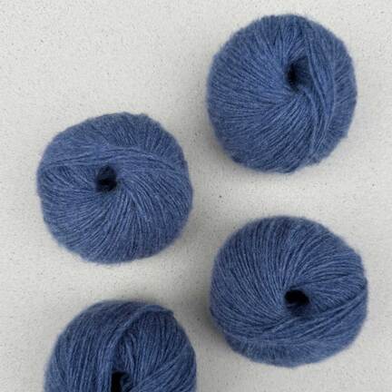Pascuali Cashmere 6/28 – farven Denim. Økologisk luksusgarn i 100% cashmere uld, klassisk denimblå nuance