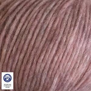 Close up af garnet snefnug fra camarose i farven mørk rosa